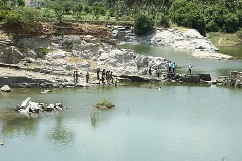 பெருமாநல்லூர் அருகே பாறை குழியில் குளிக்கச் சென்ற சிறுமி, பெண் இருவர் உயிரிழப்பு.