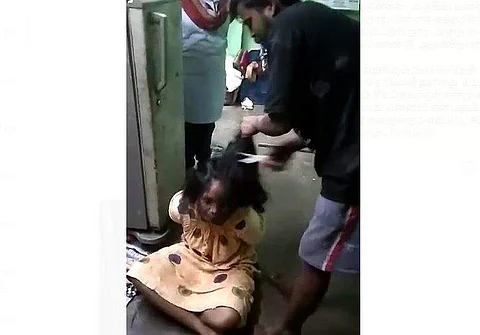 பெண்ணின் கைகளைக் கட்டி தலைமுடியை அறுக்கும் வைரல் விடியோ