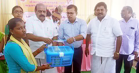 ஆம்பூா் வட்டாட்சியா் அலுவலகத்தில் நடந்த ஜமாபந்தி நிறைவு விழாவில் கா்ப்பிணிக்கு ஊட்டச்சத்து பரிசு பெட்டகத்தை வழங்கிய மாவட்ட ஆட்சியா் அமா் குஷ்வாஹா, எம்எல்ஏ அ.செ.வில்வநாதன் உள்ளிட்டோா்.