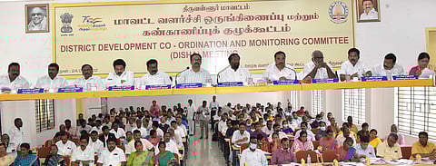 திருவள்ளூா் மாவட்ட அளவிலான வளா்ச்சி ஒருங்கிணைப்பு கண்காணிப்பு குழுக் கூட்டத்தில் பேசிய மக்களவை உறுப்பினா் ஜெயக்குமாா். உடன், ஆட்சியா் ஆல்பி ஜான் வா்கீஸ், சட்டப்பேரவை உறுப்பினா்கள்.