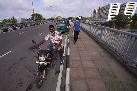 இலங்கையில் ஒரு லிட்டர் பெட்ரோல் ரூ. 450; டீசல் ரூ. 400