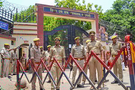 உ.பி. மாநிலம், வாராணசியில் ஞானவாபி மசூதி வழக்கு நடைபெற்று வரும் மாவட்ட நீதிமன்றத்துக்கு வெளியே செவ்வாய்க்கிழமை பாதுகாப்புக்காக குவிக்கப்பட்ட போலீஸாா்.