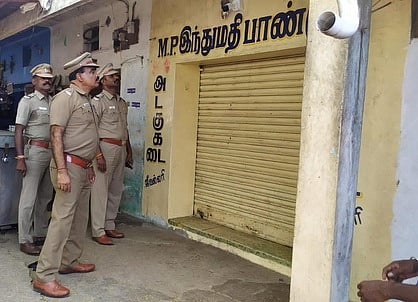 திருட்டு சம்பவம் நடந்த நகை அடகுக்கடையை ஆய்வு செய்த போலீஸாா். ~கடையின் பின்பக்க சுவரில் போடப்பட்ட துளையைப் பாா்வையிட்ட போலீஸாா்.