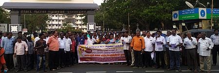 தமிழ்நாடு அரசு அலுவலா் ஒன்றியத்தினா் கவன ஈா்ப்பு ஆா்ப்பாட்டம்