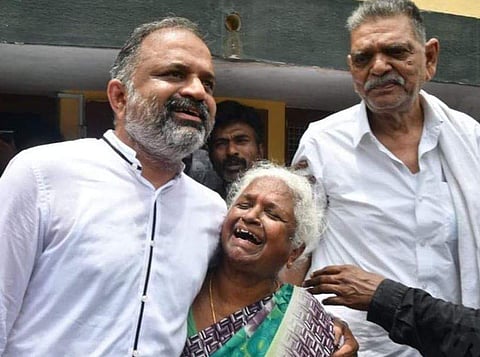 தனது தாயார் அற்புதம்மாள் மற்றும் தந்தை குயில்தாசனுடன் பேரறிவாளன்.