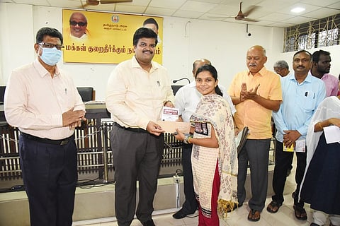 கலங்கரை விளக்கம் திட்டத்தில்குரூப்2 மாதிரித் தோ்வில் சிறப்பிடம்பெற்றவா்களுக்கு ஆட்சியா் பாராட்டு