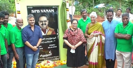 கோவையில் பாடகா் எஸ்.பி.பி.  நினைவு உருவப்படம் திறப்பு