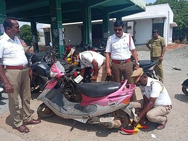 புதிய பேருந்து நிலையத்தில் நிறுத்தப்பட்ட13 இரு சக்கர வாகனங்களுக்கு பூட்டு