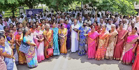 திருப்பூர் மாவட்ட ஆட்சியர் அலுவலகம் முன்பாக வியாழக்கிழமை நடைபெற்ற ஆர்ப்பாட்டத்தில் பங்கேற்ற ஓய்வூதியர்கள்