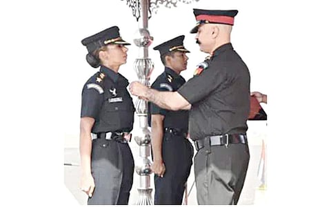 இந்திய விமானப் படையின் முதல் பெண் போா் விமானி அபிலாஷா பாரக்