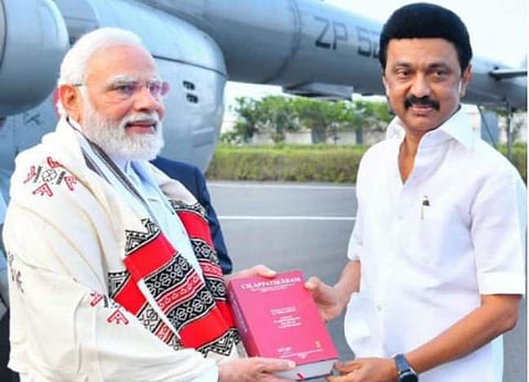 ஐஎன்எஸ் அடையாறு ஹெலிகாப்டர் தளத்தில் வந்திறங்கிய பிரதமருக்கு முதல்வர்நினைவு பரிசாக புத்தகம் வழங்கியபோது