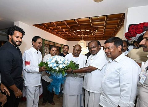 பெங்களுருவில் முன்னாள் பிரதமர் தேவகவுடாவை சந்தித்த தெலங்கானா முதல்வர் சந்திரசேகர் ராவ். 
