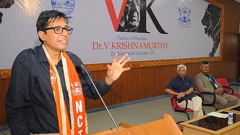 தேசியக் கல்லூரியில் நடைபெற்ற சொற்பொழிவில் பேசுகிறாா் சென்னை ஐஐடி இயக்குநா் வி. காமகோடி.