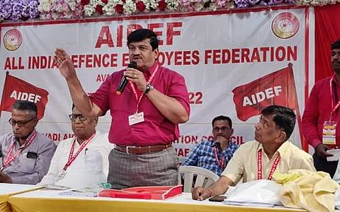 ஆவடியில் நடந்த அகில இந்திய பாதுகாப்புத் துறை ஊழியர்கள் சம்மேளத்தின் தேசிய செயற்குழு கூட்டத்தில் பேசிய பொதுச்செயலாளர் சி.ஸ்ரீகுமார். உடன், சம்மேளனத்தின்  தலைவர் எஸ்.என்.பாதக் உள்ளிட்டோர்.