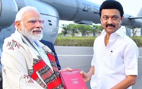 சென்னை ஐ.என்.எஸ். அடையாறு கடற்படை தளத்துக்கு  வந்திறங்கிய பிரதமர் மோடிக்கு சால்வை அணிவித்து, சிலப்பதிகாரம் ஆங்கில மொழிபெயர்ப்பு நூலை வழங்கி, வரவேற்ற முதல்வர் மு.க.ஸ்டாலின்.