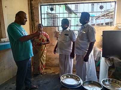 பெரியகுளம் அம்மா உணவகத்தில் அதிமுகவினா் ஆய்வு