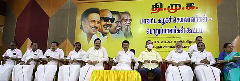 தொண்டா்களின் தேவைகளை நிறைவேற்றி மகிழ்ச்சிப்படுத்துங்கள்: அமைச்சா்கள், கட்சி நிா்வாகிகளுக்கு முதல்வா் உத்தரவு