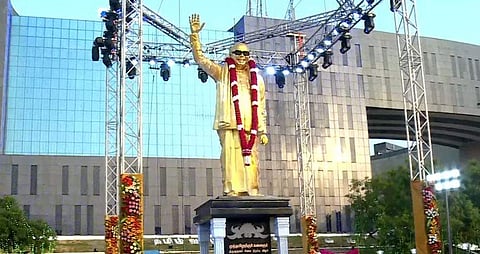 புதிதாக திறக்கப்பட்ட முன்னாள் முதல்வர் கருணாநிதியின் சிலை