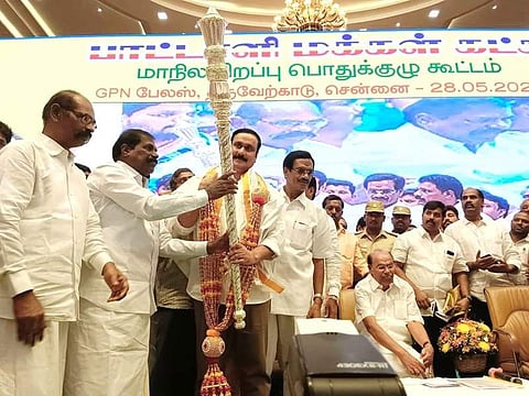 பாட்டாளி மக்கள் கட்சி புதிய தலைவராக பொறுப்பேற்றிருக்கும் மருத்துவர் அன்புமணி ராமதாஸுக்கு செங்கோல் வழங்கி வாழ்த்துக்களை தெரிவித்தபோது...