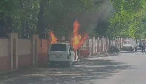 ஏற்காடு கோடை விழாவுக்குச் சென்ற மாருதி வேன் தீப்பிடித்து எரிந்ததால் பரபரப்பு