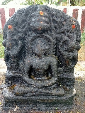 மகாவீரா் சிலை.