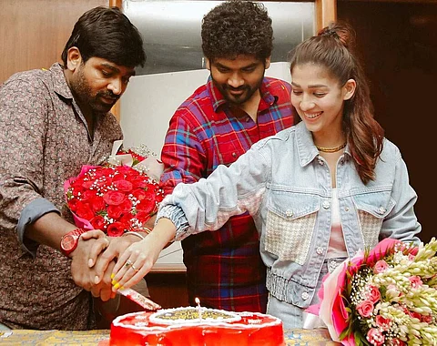 காத்து வாக்குல ரெண்டு காதல் படக்குழுவினர் தேவி திரையரங்களில் கேக் வெட்டி படத்தின் வெற்றியை கொண்டாடினர்.