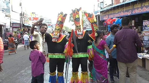மதுரை டி.கல்லுப்பட்டியில் புதுமாரியம்மன் கோயில் திருவிழாவில் பல்வேறு வேடங்கள் அணிந்து வந்த பக்தர்கள்.