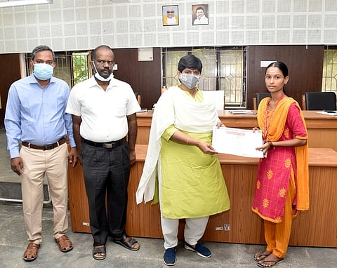 திருக்கு குறளோவியப் போட்டியில் வென்ற மாணவிக்கு ஆட்சியா் பரிசு