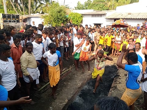 தவுட்டுப்பாளையம்மகா மாரியம்மன் கோயிலில் தீமிதித் திருவிழா