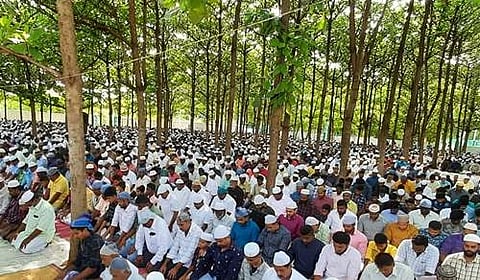 உத்தமபாளையமம்: ரமலான்  பண்டிகை சிறப்பு தொழுகையில் ஆயிரக்கணக்கானோர் பங்கேற்பு