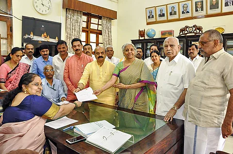 கர்நாடகத்தில் வேட்புமனு தாக்கல் செய்தார் நிர்மலா சீதாராமன்