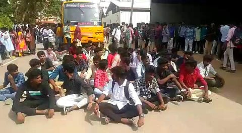 தனியார் கல்லூரி முன்பு அமர்ந்து மறியல் போராட்டத்தில் ஈடுபட்ட மாணவர்கள்.