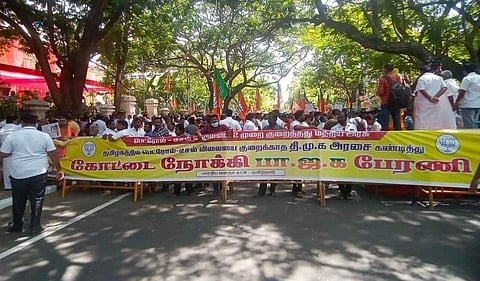 தமிழகத்தில் பெட்ரோல், டீசல் விலையைக் குறைக்கக் கோரி சென்னை தலைமைச் செயலகத்தை நோக்கி பாஜகவினர் பேரணியில் ஈடுபட்டுள்ளனர். 