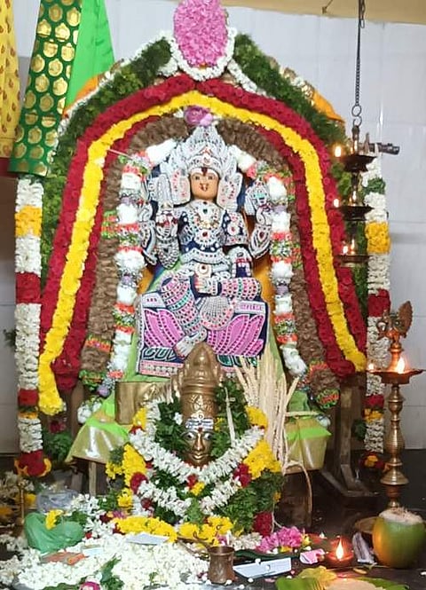 முத்தங்கி அலங்காரத்தில் கம்பம் கெளமாரியம்மன் பக்தர்களுக்கு அருள் பாலித்தார்.