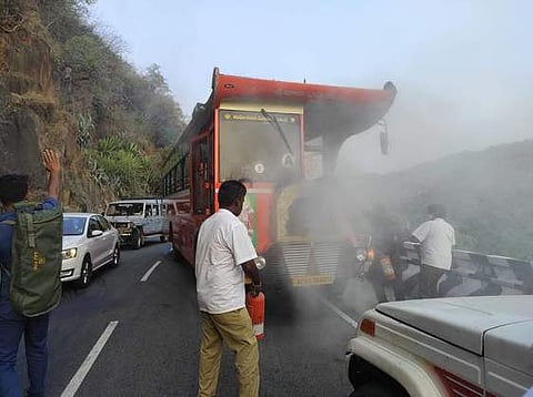 பேருந்தில் பற்றிய தீ: நூலிழையில் தப்பிய 35 பயணிகள் (கோப்பிலிருந்து)