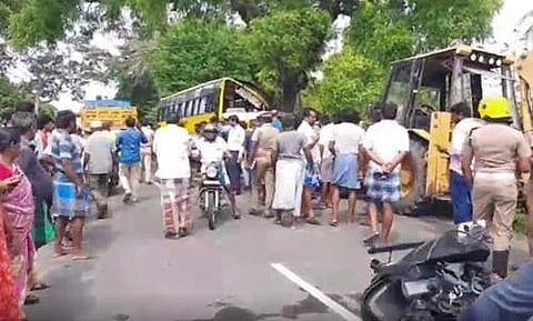 சாத்தூர் அருகே சாலையோர மரத்தில் மோதி விபத்துக்குள்ளான கல்லூரி பேருந்து.