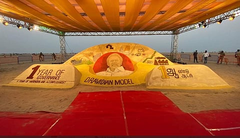 திமுக அரசின் ஓராண்டு சாதனையை விளக்கி மெரினாவில் மணற்சிற்பம்
