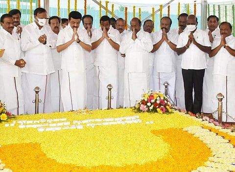 சென்னை மெரினாவில் உள்ள முன்னாள் முதல்வர் கருணாநிதி நினைவிடத்தில் முதல்வர் மு.க.ஸ்டாலின் மரியாதை செலுத்தினார். 