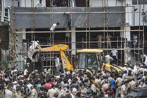 தில்லி மாநகராட்சியில் ஷாஹீன் பாக் அருகே ஆக்கிரமிப்புகளை அகற்ற எதிர்ப்பு தெரிவித்து தர்ணாவில் ஈடுபட்ட அப்பகுதி மக்கள்.