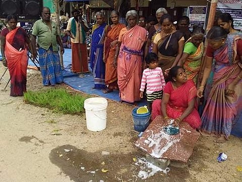 கூடலூரில் உண்ணாவிரத பந்தலில் நாற்று நட்டு, துணியை துவைத்து நூதன முறையில் போராட்டம் நடத்தினர்.