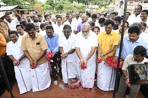 கம்பம் பள்ளத்தாக்கு முதல் போக சாகுபடிக்கு புதன்கிழமை கூட்டுறவு துறை அமைச்சர் ஐ.பெரியசாமி தண்ணீரை திறந்து வைத்து, மலர் தூவினார்.