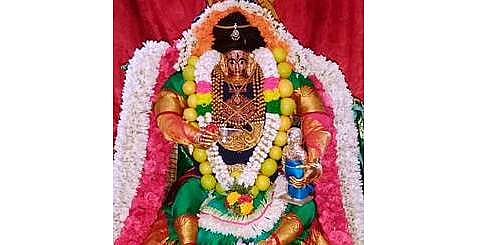 நாட்டரசன்கோட்டையில் உள்ள கண்ணுடைய நாயகி அம்மன் கோயில் வைகாசி விசாகத் திருவிழாவையொட்டி வியாழக்கிழமை நடைபெற்ற 6ஆம் நாள் விழாவில் குழந்தைக்கு ஞானப்பால் ஊட்டிய அம்மன்.