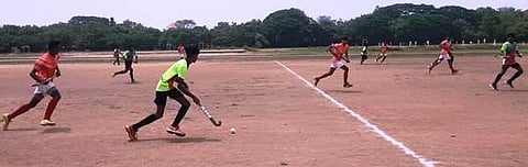 கடலூா் அண்ணா விளையாட்டு மைதானத்தில் வெள்ளிக்கிழமை தொடங்கிய மண்டல ஹாக்கி போட்டியில் மோதிக்கொண்ட கிருஷ்ணகிரி - தருமபுரி அணியினா்.