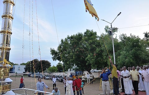 தேவகோட்டையில் உள்ள உலக மீட்பா் ஆலயத் திருப்பலி திருவிழாவை முன்னிட்டு வெள்ளிக்கிழமை மாலை நடைபெற்ற கொடியேற்றம்.