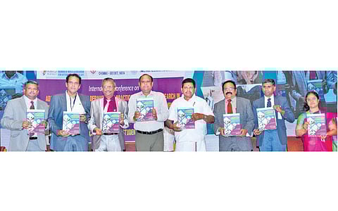 சென்னை வேப்பேரி கால்நடை மருத்துவ அறிவியல் பல்கலைக்கழகத்தில் வியாழக்கிழமை நடந்த பன்னாட்டு கருத்தரங்கில் மலரை வெளியிட்ட அமைச்சர் அனிதா ஆர்.ராதாகிருஷ்ணன்.