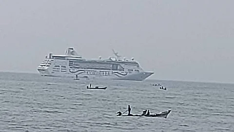 புதுச்சேரிக்கு வந்த சுற்றுலா சொகுசு கப்பலுக்கு அனுமதி ஏதும் தரவில்லை ஆழ் கடலிலேயே நிறுத்தப்பட்டுள்ளது