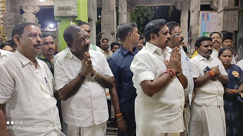 வைத்தீஸ்வரன்கோயிலில் சுவாமி தரிசனம் செய்யும் எதிா்க்கட்சித் தலைவா் எடப்பாடி கே. பழனிசாமி.