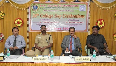 விழாவில் பங்கேற்ற ஏவிசி கல்வி நிறுவனங்களின் நிா்வாகி நீதியரசா் கே. வெங்கட்ராமன், டிஎஸ்பி எம். வசந்தராஜ் உள்ளிட்டோா்.