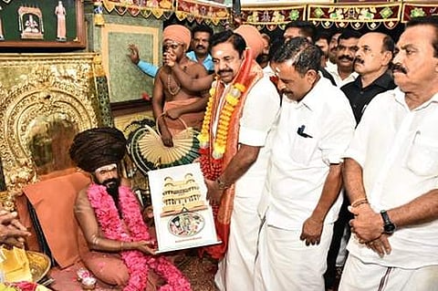 தருமபுரம் ஆதீனத்திருமடத்துக்கு வந்த முன்னாள் முதல்வர் எடப்பாடி கே.பழனிசாமிக்கு நினைவுப் பரிசினை வழங்கிய தருமபுரம் ஆதீனம் 27-ஆவது குருமகாசந்நிதானம் ஸ்ரீலஸ்ரீ மாசிலாமணி தேசிக ஞானசம்பந்த பரமாசாரிய சுவாமி
