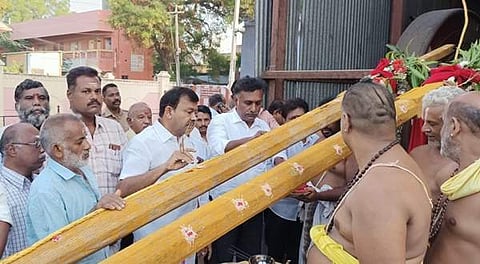 ஸ்ரீவில்லிபுத்தூர் ஆண்டாள் கோயில் தேருக்கு நாள் செய்யும் விழாவில் ஏராளமான பக்தர்கள் திரண்டு வந்து  பங்கேற்றனர்.